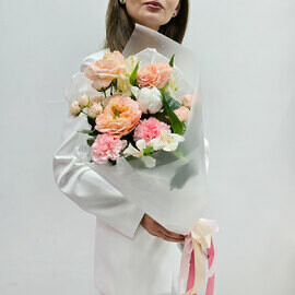 Красивый выбор букет с пионовидными розами и хлопком