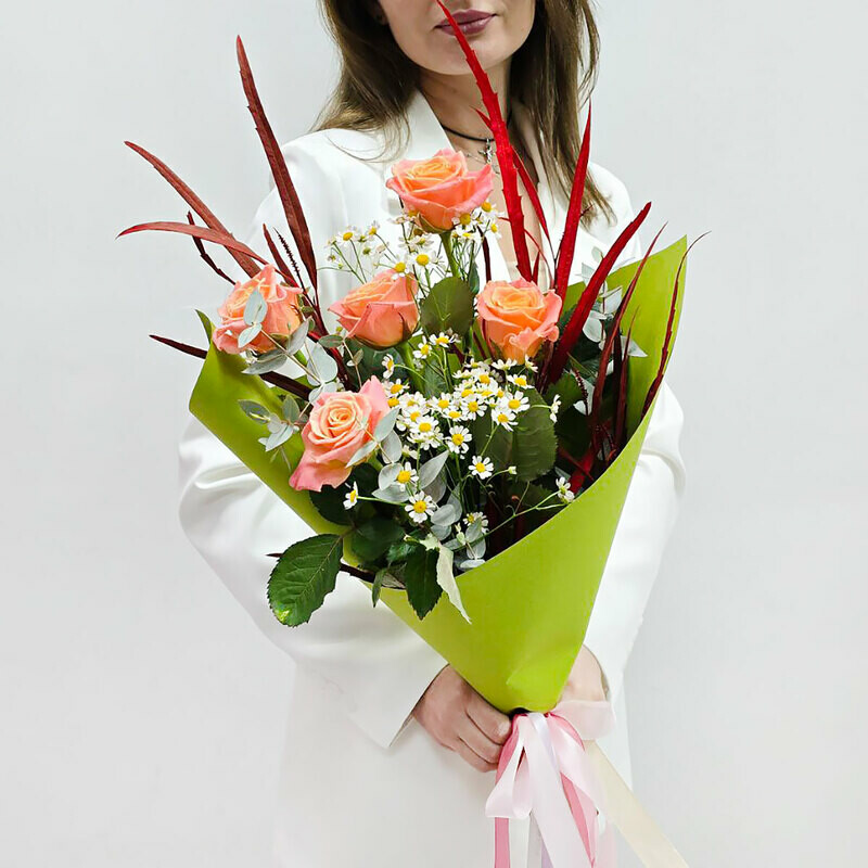 Vspomnim leto? buket iz korallovih roz i romashek, standart