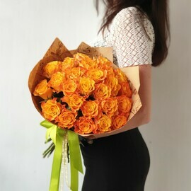 Buket iz 25 oranzhevih roz v krafte