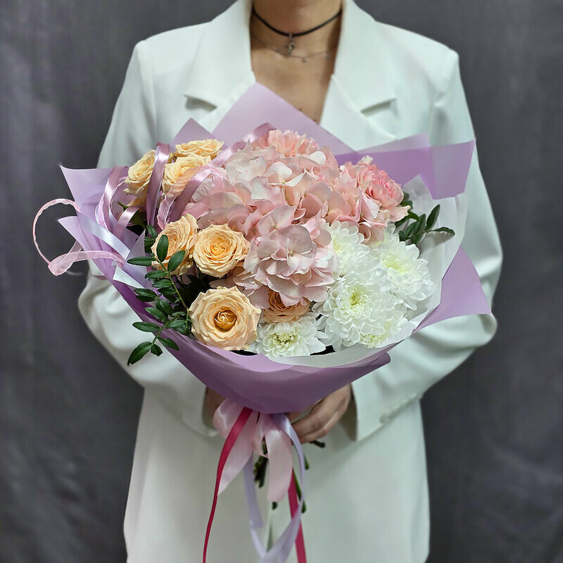 Букет с гортензией и розами Счастья, стандартный