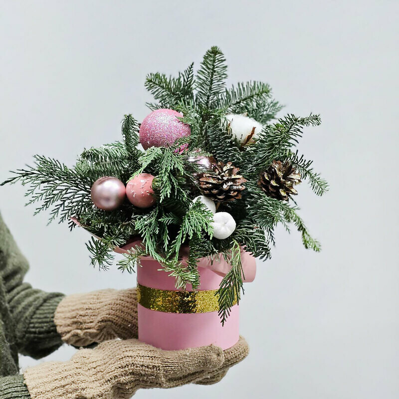 Розовая коробочка с ёлками и шарами, стандартный