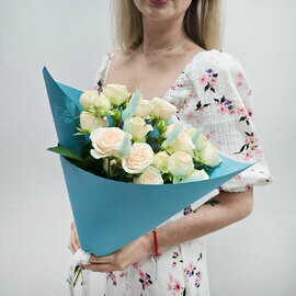 Букет из кустовых роз с лагурусом Вечерний шёпот