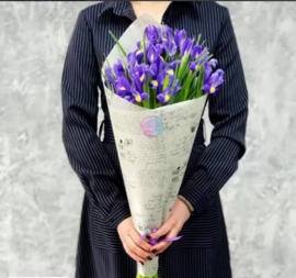 Buket iz 15 irisov v stil_noj upakovke