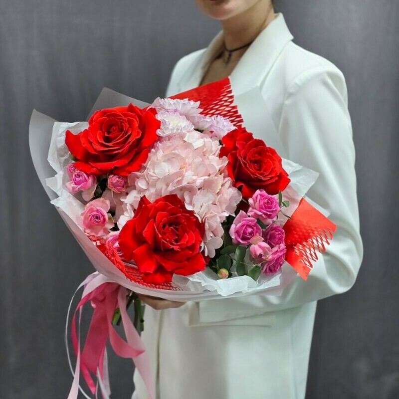 Bouquet of scarlet French roses and hydrangeas, standart