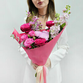 Vishnevij kompliment  buket s pionovidnimi rozami