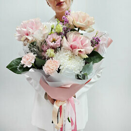 "Pozdravlyayu tebya !" buket iz frantcuzskih roz i hrizantem