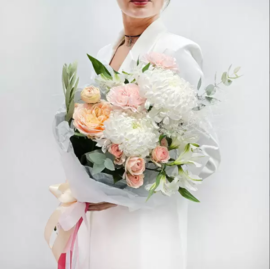 Buket v podarok mame iz hrizantem i al_stromerij