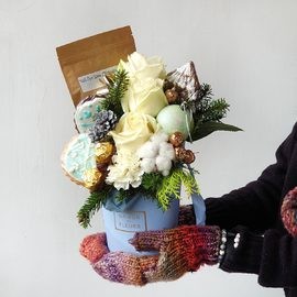 Композиция с печеньем, чаем, розами и хвоей Зимний вечер