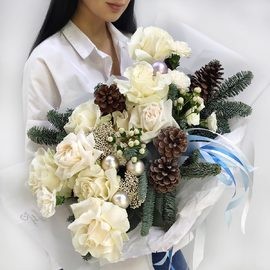 Zimnij buket belij tuman iz roz