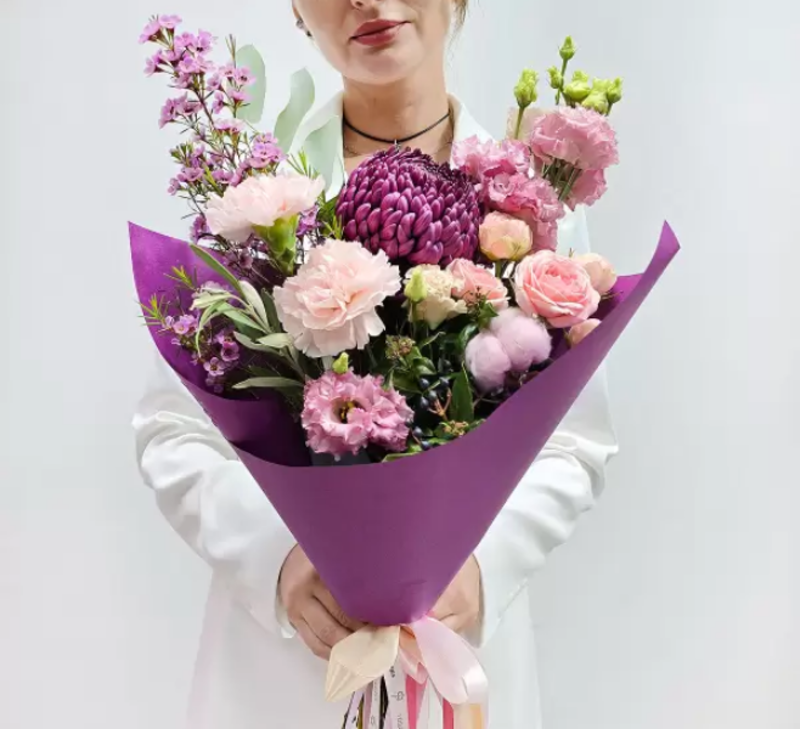 Buket Lilovost_ laskovih vstrech s burgundi, standart