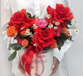 Ognennaya vstrecha korobka s rozami