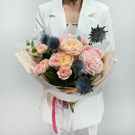 Buket s harakterom iz pionovidnih roz