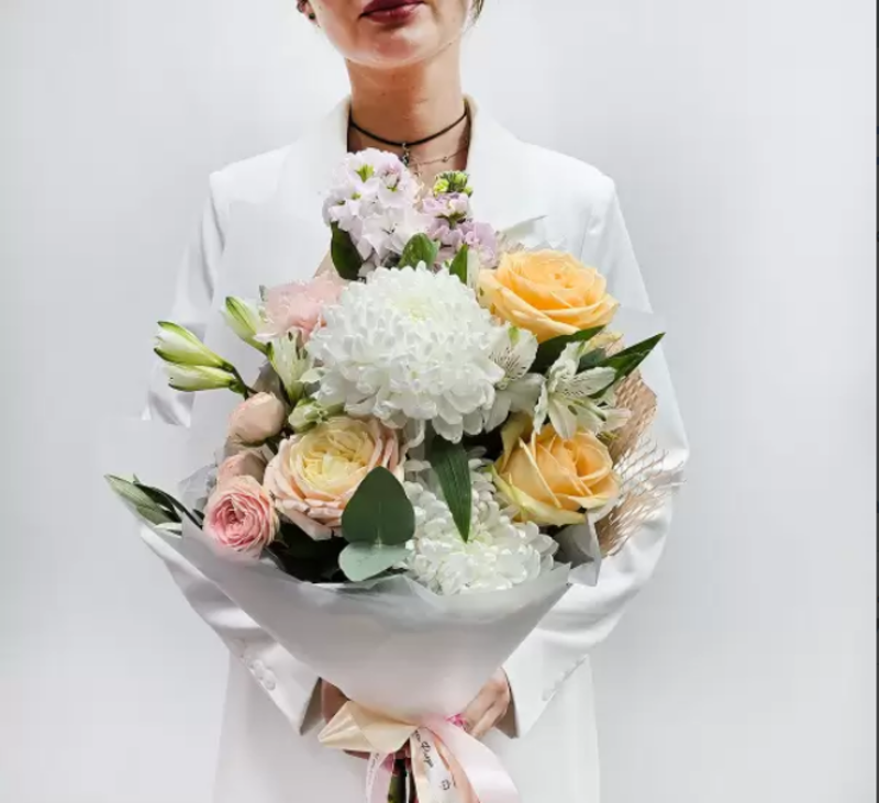 Laskovost_ nezhnosti persikovij buket s hrizantemoj, standart