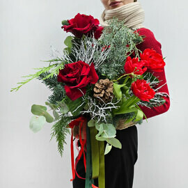 YArkaya zima buket s nobilisom i rozami