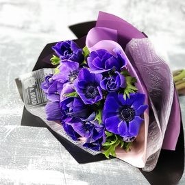 Sinij buket iz 15 anemonov v stil_noj upakovke