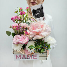 Красивый ящик с цветами Маме