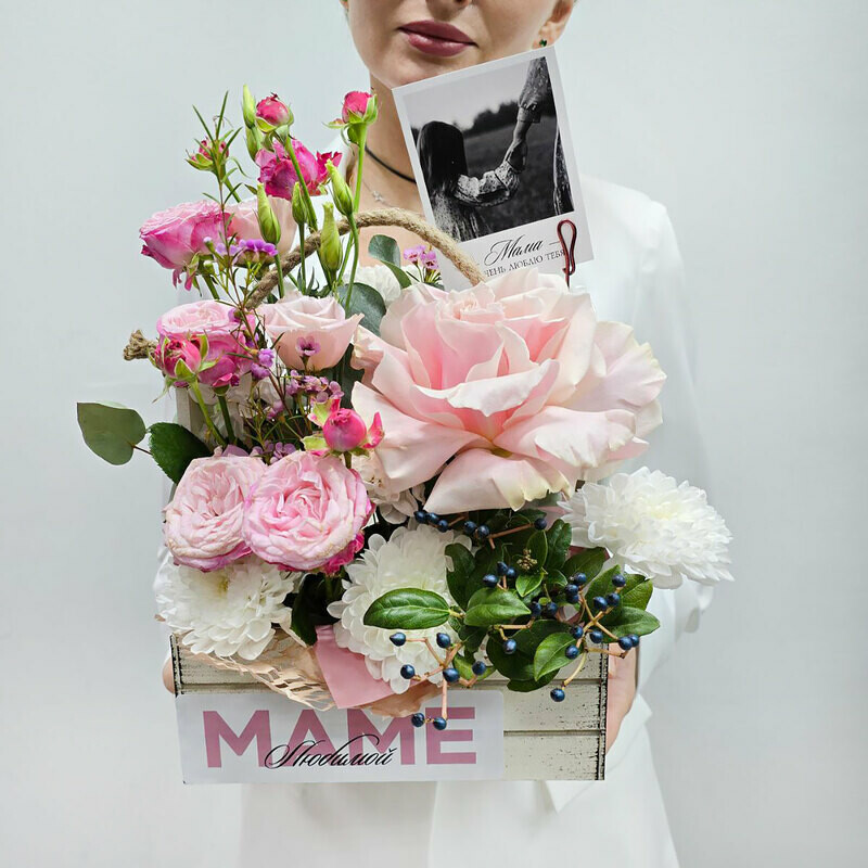 Krasivij yashik s tcvetami Mame, standart