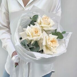 Belij aromatnij kompliment iz pionovidnih roz