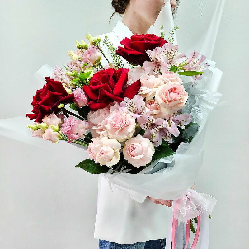 A representative bouquet of French roses and bush roses, standart