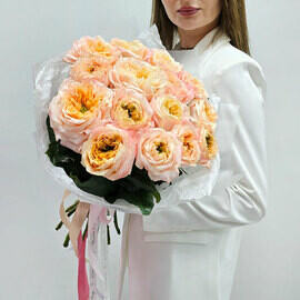 Кремовые пионовидные розы в упаковке