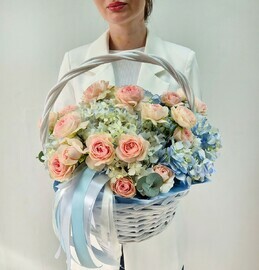 Korzina s gortenziej " Nebesnij vzor"