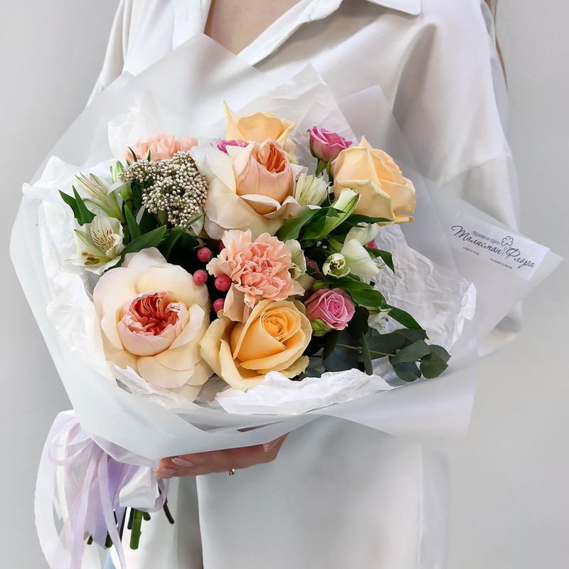 Венецианская маска компактный букет с пионовидной розой, стандартный