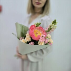 Авторский букет из леувенбека и пиона Нежное Сердце