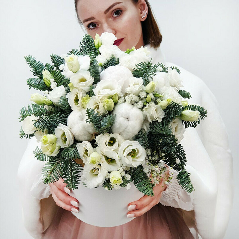 Зимняя композиция в шляпной коробке из цветов и нобилиса, стандартный