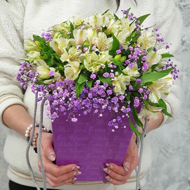 Белые альстромерии с гипсофилой в коробке