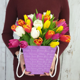 Разноцветные тюльпаны в коробке