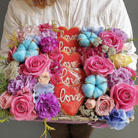 Podarochnaya korobka iz roz, krashennogo hlopka i pechen_ya