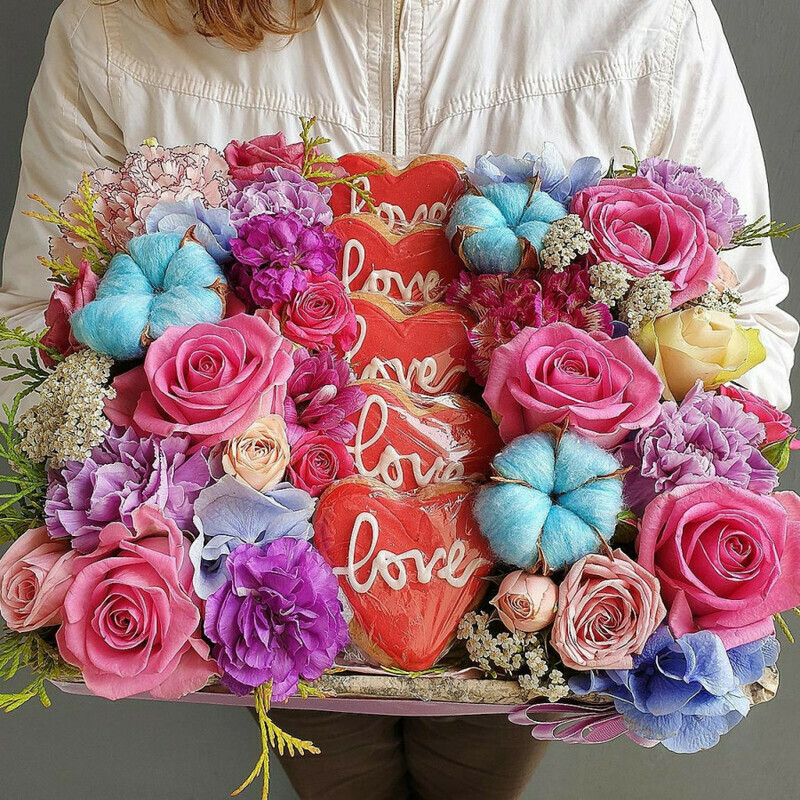 Podarochnaya korobka iz roz, krashennogo hlopka i pechen_ya, standart