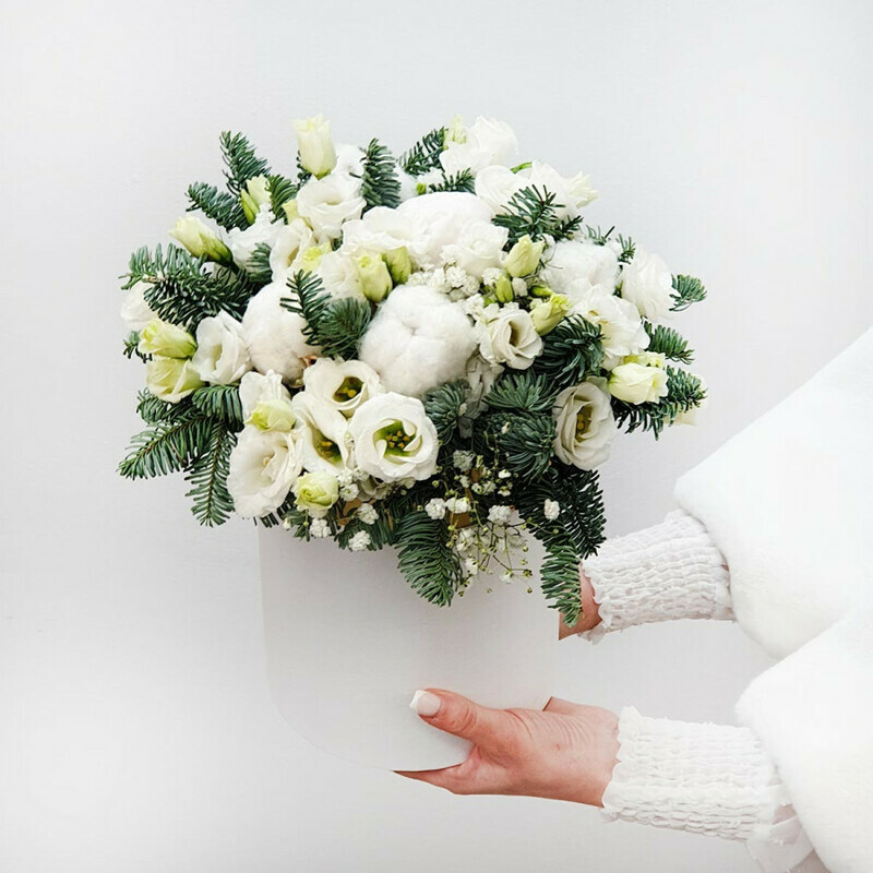 Зимняя композиция в шляпной коробке из цветов и нобилиса, стандартный