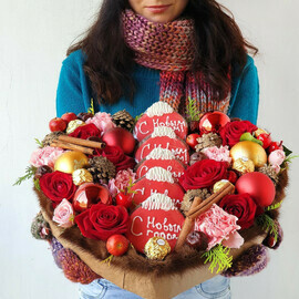 Bol_shaya kompozitciya s tcvetami, novogodnim dekorom i pesochnim pechen_em