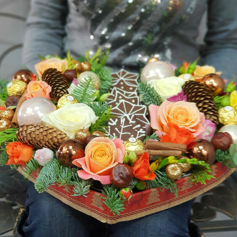 Новогоднее сердце из роз, хвои, шишек и сладостей, стандартный