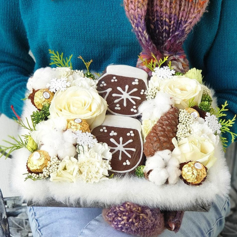 Новогодняя композиция из роз, конфет и печенья, стандартный