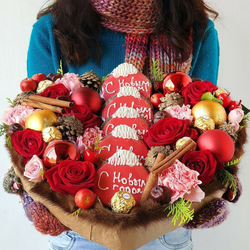 Большая композиция с цветами, новогодним декором и песочным печеньем, стандартный