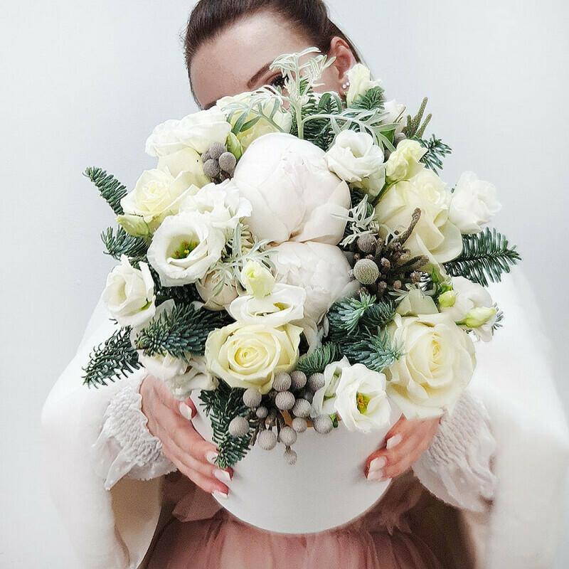 Зимняя композиция в шляпной коробке из роз, капса и нобилиса, стандартный
