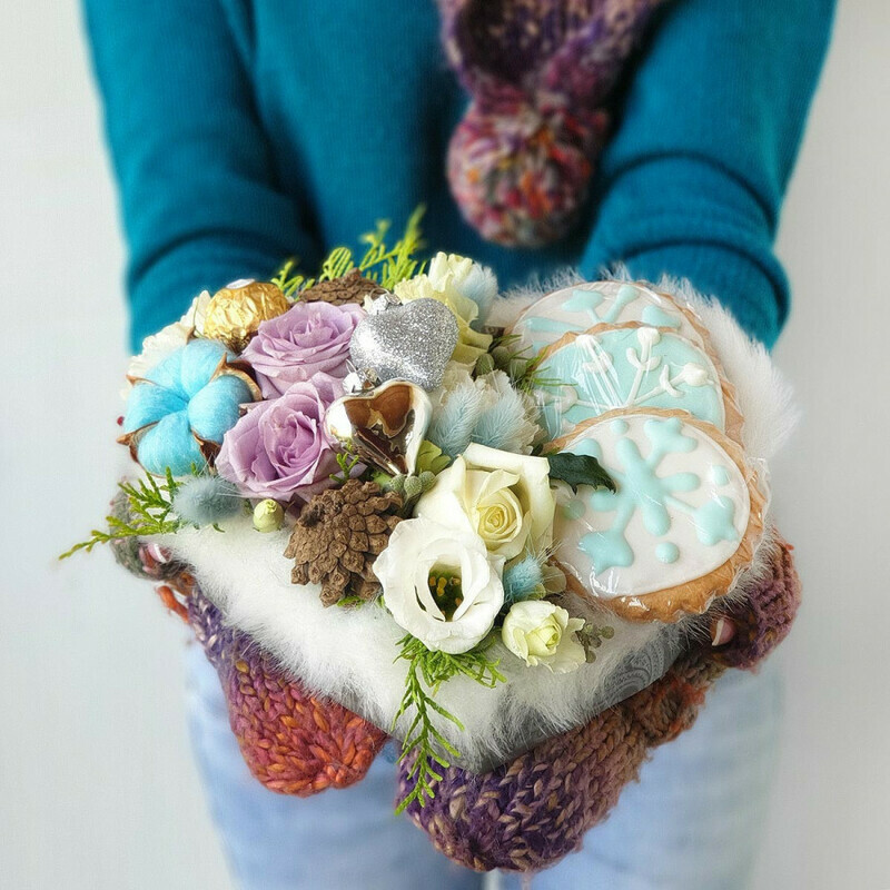 Новогодняя композиция из роз, шишек и печенья, стандартный