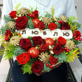 Novogodnyaya kompozitciya iz tcvetov i shishek s shokoladnimi bukvami