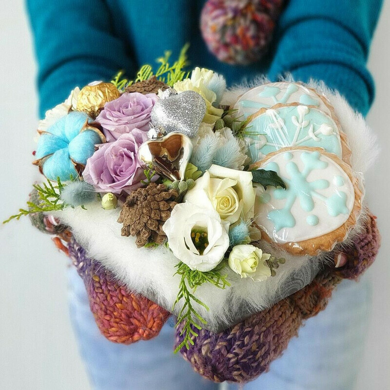 Новогодняя композиция из роз, шишек и печенья, стандартный