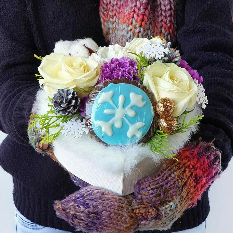 Рождественская композиция из роз, хвои и хлопка, стандартный