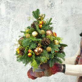 Novogodnyaya naryazhennaya yolochka iz sharov i konfet v zheleznom kashpo