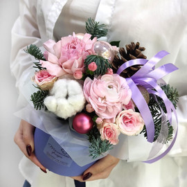 Розовый зимний презент с ранункулюсом и хлопком