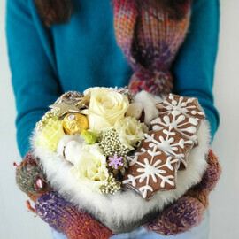 Новогодняя композиция из роз, эустомы и печенья