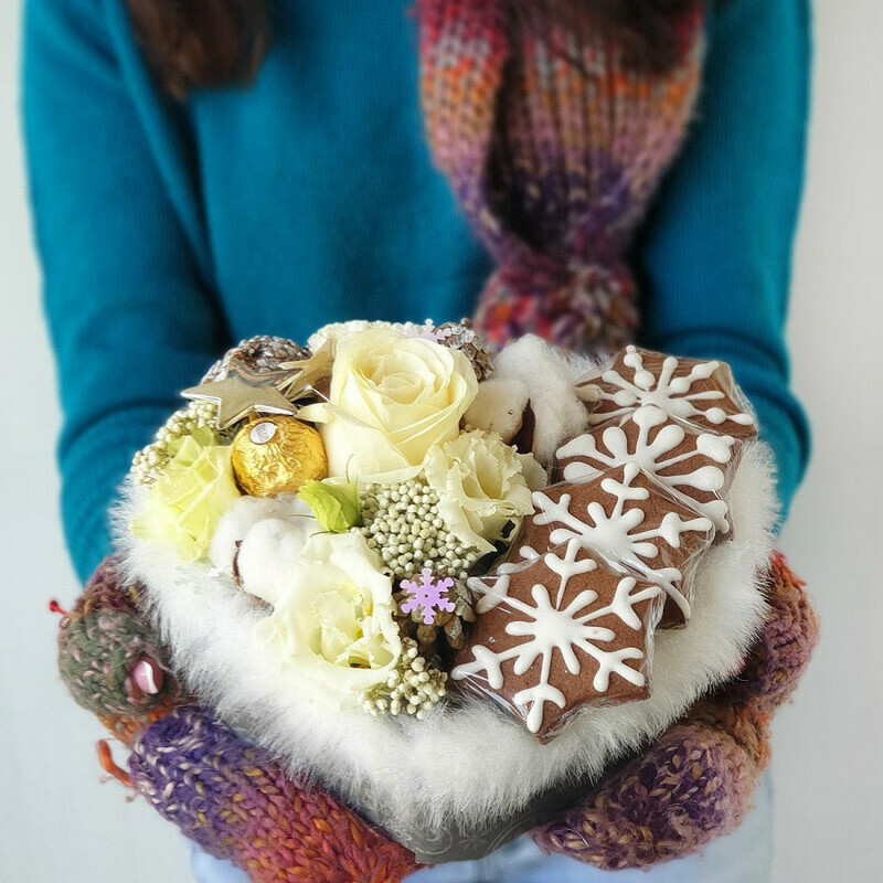 Novogodnyaya kompozitciya iz roz, eustomi i pechen_ya, standart