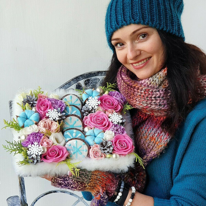 Новогодняя композиция из роз, лунных гвоздик, хлопка и печенья, стандартный