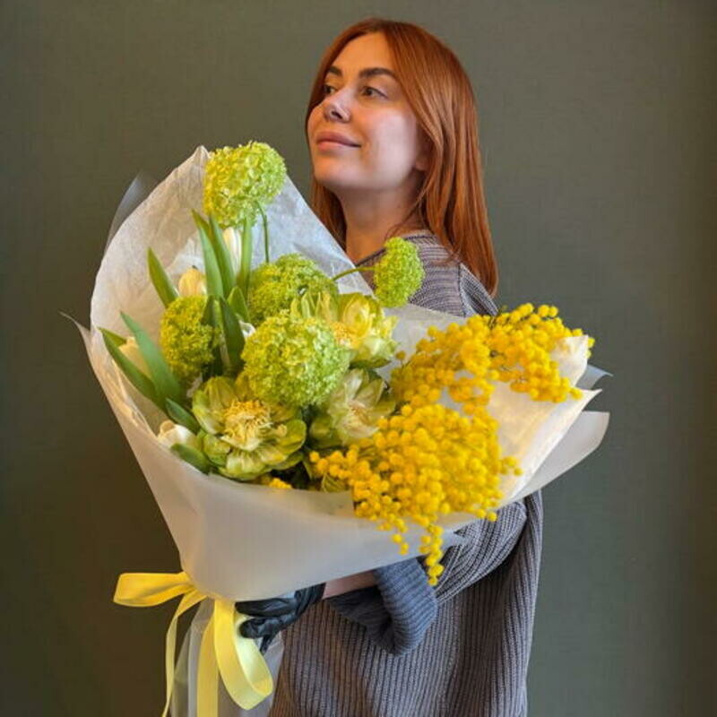 Vesennij buket iz tul_panov,viburnuma,roz i mimozi, standart