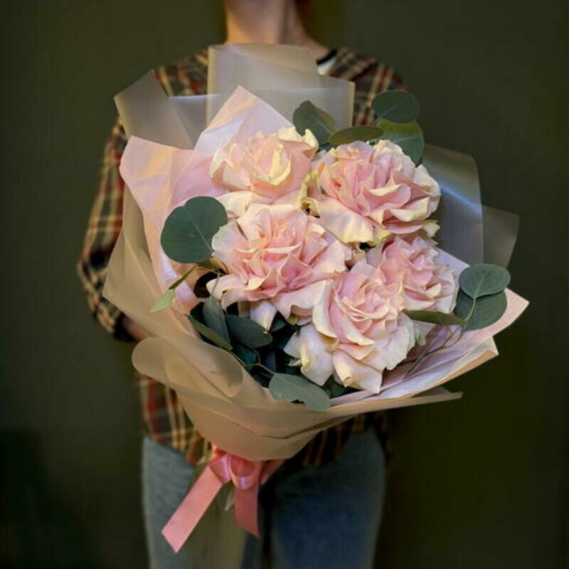 Букет из 5 розовых ажурных роз и эвкалипта, стандартный