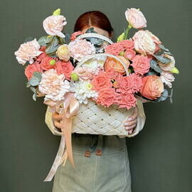 Korzina s rozami,hrizantemami i liziantusom